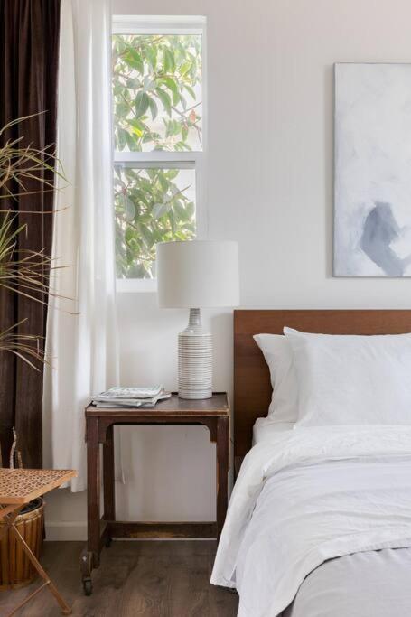 Take It Easy On The Porch In A Hollywood Hideaway Holiday home *