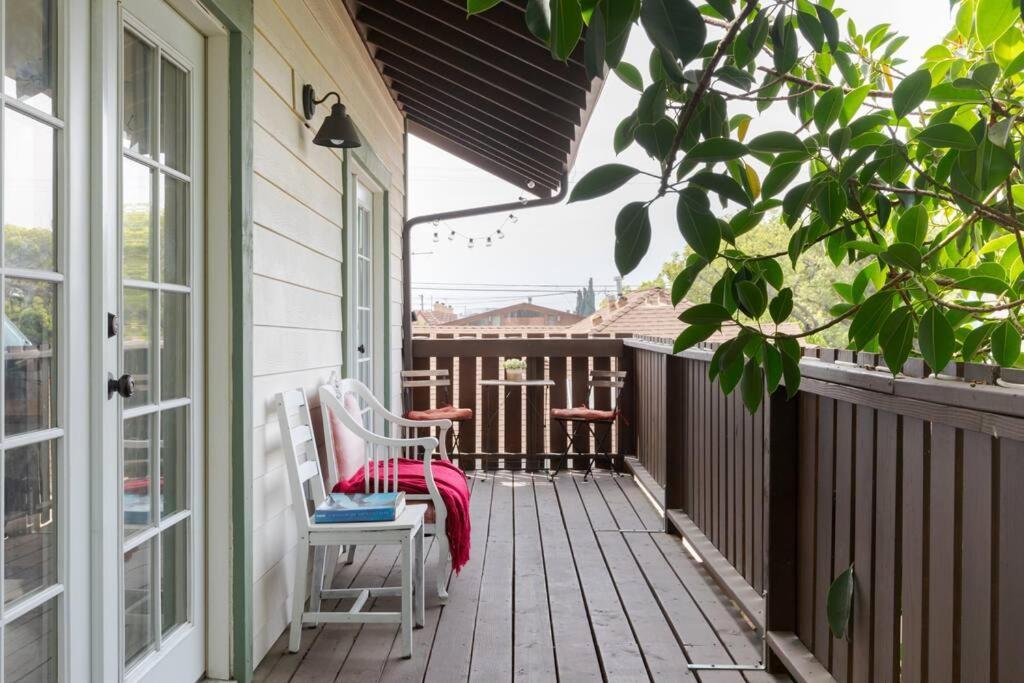 Take It Easy On The Porch In A Hollywood Hideaway Holiday home
